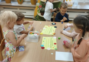 Międzynarodowy Dzień Kropki - wspólne tworzenie plakatu