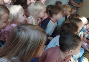 Przedstawienie teatralne „Puchatkowe opowieści Misia” i zachwycone buzie dzieci