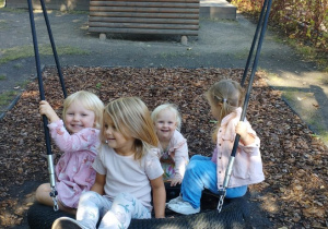 Dziewczynki radują się na hustawce