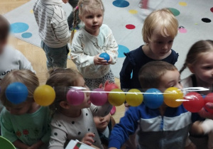 Zabawa kropeczkami z panią pedagog