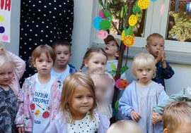 Kreatywne drzewo kropek - nasza wspólna przedszkolna praca przestrzenna