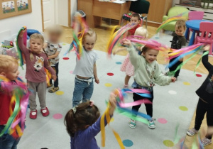 Taneczne harce przy muzyce z kolorowymi wstążkami