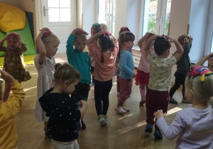 "Co mam na głowie?" - zabawy muzyczne na rytmice