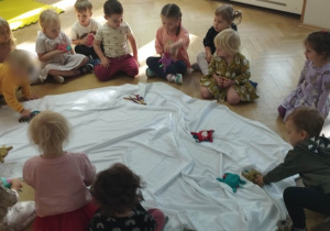 "Co pływa w morzu?" - zabawy muzyczne na rytmice