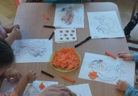 "Wiewióreczka mała" - praca plastyczna przy użyciu bibułki