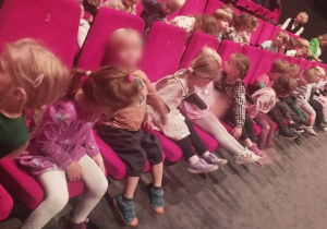 W oczekiwaniu na przedstawienie teatralne