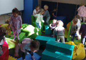 Zabawy gimnastyczne w naszej sali ruchowej