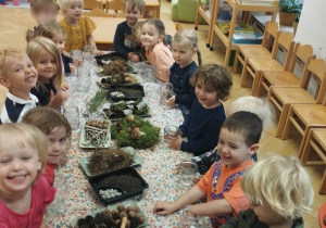 "Las w słoiku" - poznanie darów lasu i sylabizowanie ich nazw