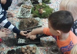 Sama radość przy tworzeniu "Lasu w słoiku"