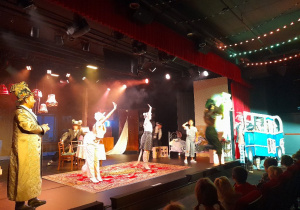 Oglądane przedstawienie porwało nas do tańca