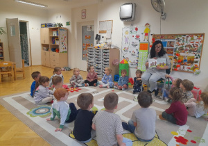 Celebrując Dzień Głośnego Czytania zaproszeni Goście zapoznali nas z jesienną bajką o Żubrze Pompiku i sekrecie odlatujących ptaków