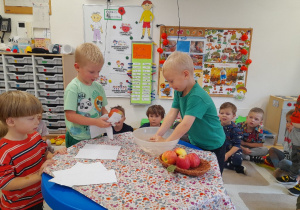 Dokładnie umyliśmy jabłka podarowane nam przez Rodziców Adasia