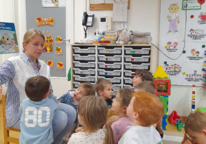 Nasza Pani Iwonka również czytała nam w Dzień Głośnego Czytania, abyśmy po obiedzie mogli trochę wypocząć