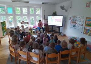 Oglądaliśmy bardzo ciekawą bajkę o bezpieczeństwie na drodze