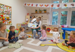 Pani Marzenka w Dzień Głośnego Czytania również znalazła dla nas chwilkę, aby zdradzić nam tajemnicę: jak ptaki wiedzą dokąd lecieć i dlaczego się nie gubią?