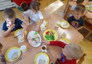 Dwa razy w tygodniu samodzielnie robimy kanapki podczas szwedzkiego stołu