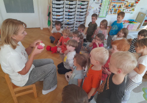 We wrześniu po raz pierwszy po wakacjach odwiedziła nas Pani Kamila i przypomniała nam o dokładnym myciu zębów