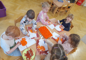 Wiewióreczka Basia odwiedziła i naszą salę, a my dekorując jej ogonek ćwiczyliśmy nasze Sprytne Paluszki