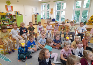 Wraz z grupą Dzięcioły oglądaliśmy bajkę edukacyjną o bezpieczeństwie na drodze