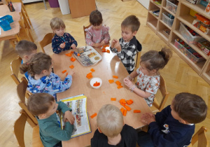 Kręcenie kuleczek z bibuły jest wspaniałym ćwiczeniem naszych paluszków, a ja cudownie nas to integruje i odpręża, ile ciekawych rozmów się dzięki nim odbyło