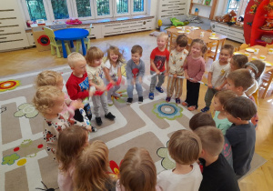 SI guma daje nam ponieść się muzycznemu szaleństwu, ćwiczy poczucie rytmu i uczy współpracy w grupie