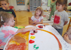 Do wykonania stempelków użyliśmy prawdziwych połówek jabłka