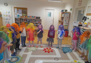 Jesienne czary z kolorowymi chusteczkami do muzyki jesiennej