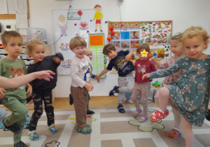 Np. jednym z zadań było stanie na jednej nodze