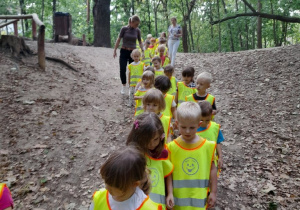 Oczywiście zadbaliśmy podczas spaceru o nasze bezpieczeństwo i założyliśmy odblaskowe kamizelki