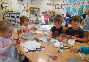 Od pierwszych dni ćwiczymy umiejętności wycinania nożyczkami, np. wycinając pasy dla pieszych