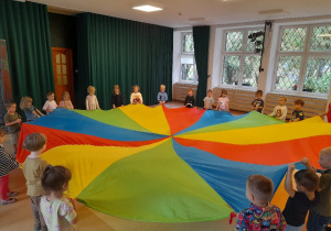 Ogromna sala i ogromna chusta KLANZY dały nam wiele radości i możliwości wspólnej zabawy