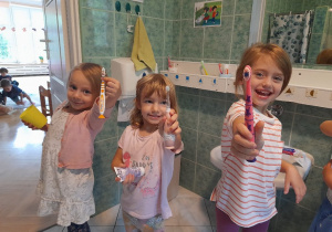 Po jedzeniu śniadania pamiętamy o dokładnym myciu zębów