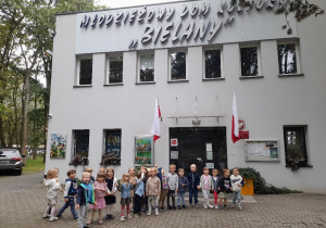 W każdy piątek odwiedzamy Panią Krysie na zajęciach muzyczno - ruchowych w MDK