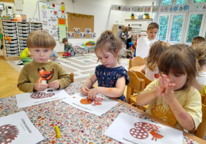 Ćwiczenia paluszków w wykorzystaniem plasteliny i piękne jesienne obrazy na Dzień Kropki
