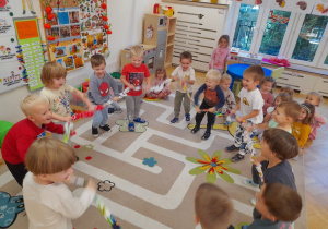 Wspaniałe zabawy z SI gumą, które polubiliśmy. Łącząc przyjemne z pożytecznym wspieramy i ćwiczymy całą motorykę dużą