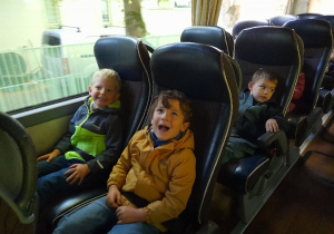 Autokarem jechaliśmy do teatru WAM na Bajki Natalki