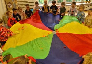 Zabawy z kolorową chustą i jesiennymi listkami