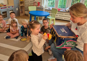 we wrześniu nie mogło zabraknąć zabaw z językiem angielskim i naszej magicznej skrzyneczki