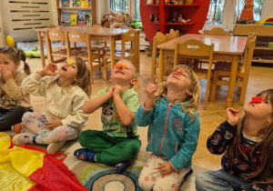 Zabawy z jesiennymi listkami i kształtowanie orientacji z schemacie ciała i przestrzeni