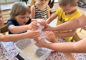 "Wspomnienia z wakacji" - zabawy sensoryczne w ramach innowacji "Widzę dotykam i czuję, a przy tym świetnie figluję"