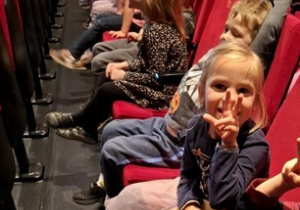 W oczekiwaniu na przedstawienie w Teatrze WAM