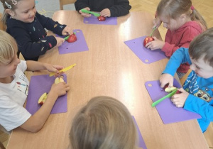 Krojenie jabłek z okazji "Dnia jabłka"