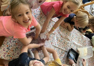 "Wspomnienia z wakacji" - zabawy sensoryczne w ramach innowacji "Widzę dotykam i czuję, a przy tym świetnie figluję"