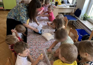 "Wspomnienia z wakacji" - zabawy sensoryczne w ramach innowacji "Widzę dotykam i czuję, a przy tym świetnie figluję"