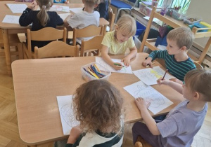 Kolorowanie jabłek z okazji "Dnia Jabłka"