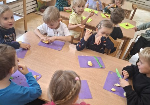 Krojenie jabłek - ćwiczenia motoryki małej