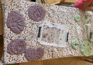 "Wspomnienia z wakacji" - zabawy sensoryczne w ramach innowacji "Widzę dotykam i czuję, a przy tym świetnie figluję"