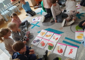 Zabawa dydaktyczna - segregujemy owoce