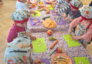 Krojenie warzywek i owoców potrzebnych do soku