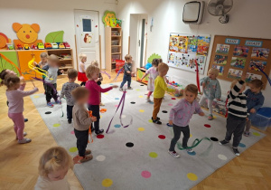 "Orzeszek" - zabawa rytmiczna ze wstążkami